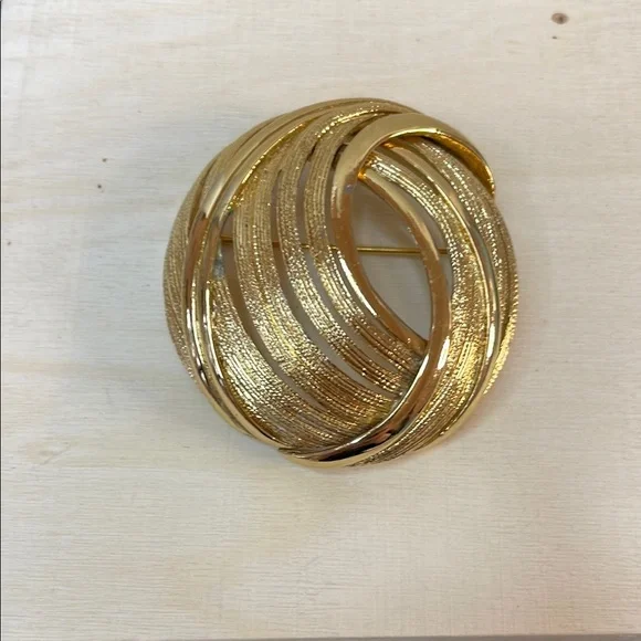 Monet gold tone large brooch - Picture 1 of 5